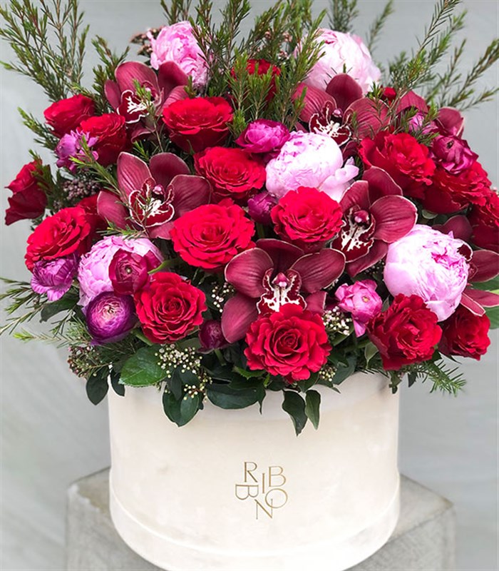 Grand Krem Kutuda Pembe Şakayık Kırmızı Güller