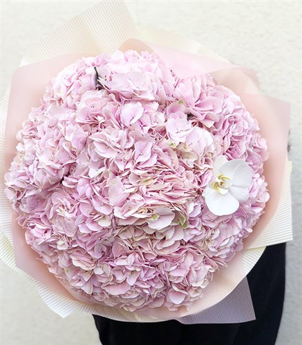 Grace Kelly Royal Deluxe 20 Pink Hydrangea Bouquet