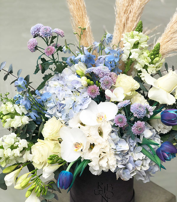 Morgan Gri Kutuda Mavi Ortanca Beyaz Çiçekler