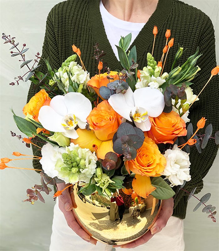 Clementine Turuncu Gül Beyaz Orkide Gold Vazo Aranjman