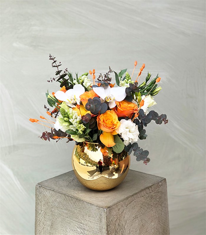 Clementine Turuncu Gül Beyaz Orkide Gold Vazo Aranjman