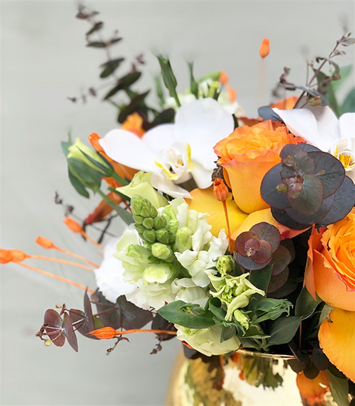 Clementine Turuncu Gül Beyaz Orkide Gold Vazo Aranjman