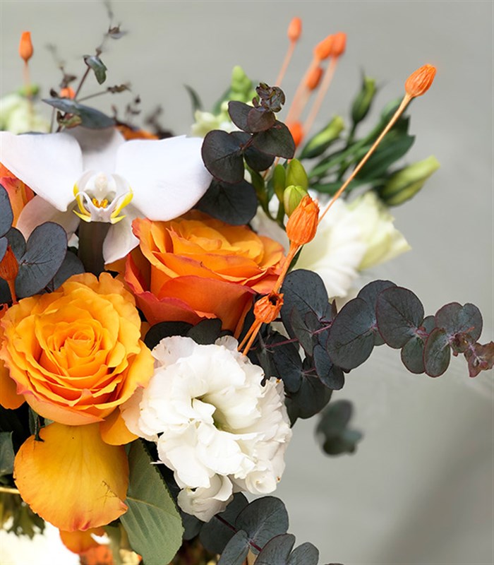 Clementine Turuncu Gül Beyaz Orkide Gold Vazo Aranjman