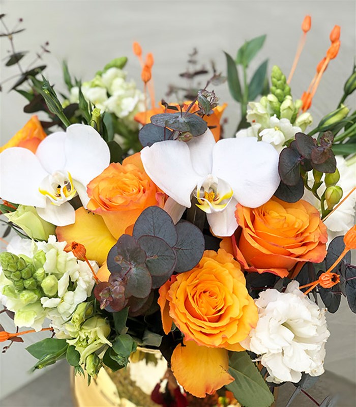 Clementine Turuncu Gül Beyaz Orkide Gold Vazo Aranjman