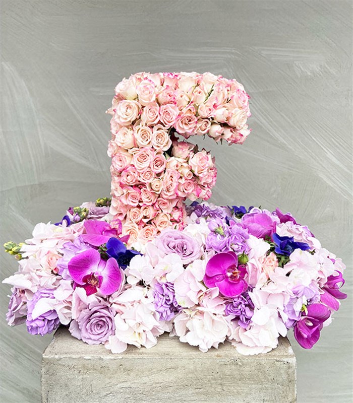 Pembe Dekoratif Kişiye Özel Baş Harf Çiçek Aranjmanı