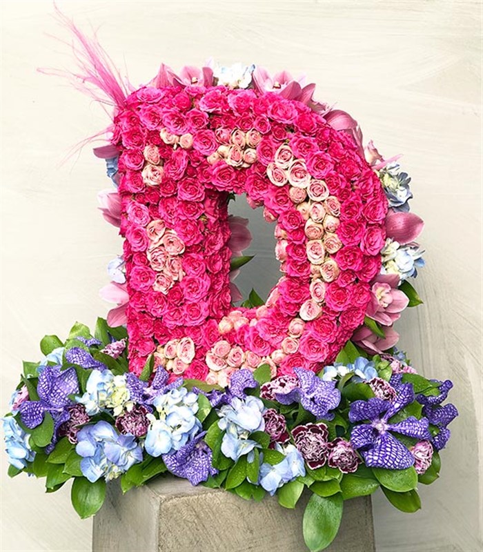 Pembe Dekoratif Kişiye Özel Baş Harf Çiçek Aranjmanı