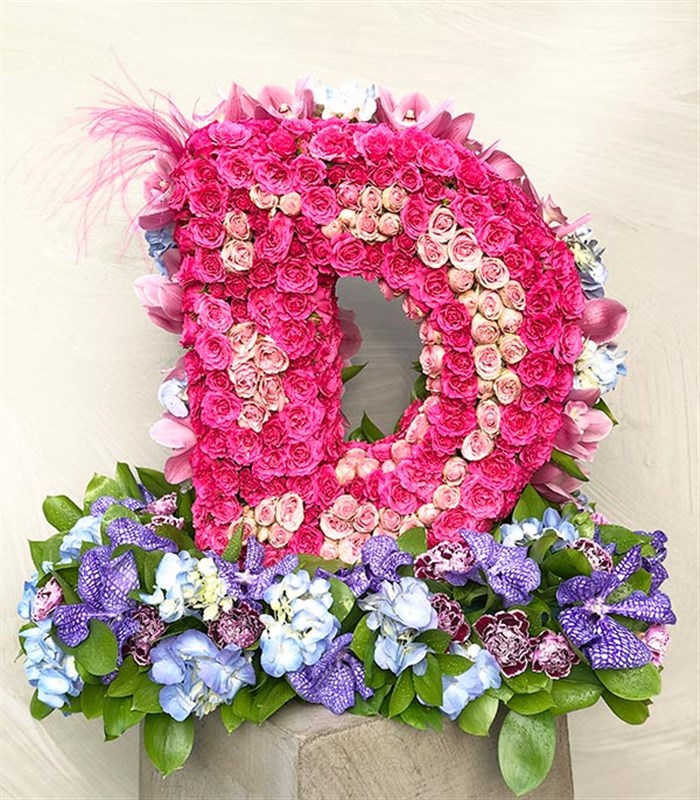 Pembe Dekoratif Kişiye Özel Baş Harf Çiçek Aranjmanı