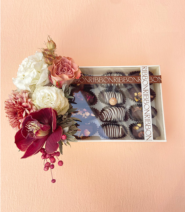 Deluxe Krem El Yapımı Çikolatalı Hurma Çiçek Kutusu