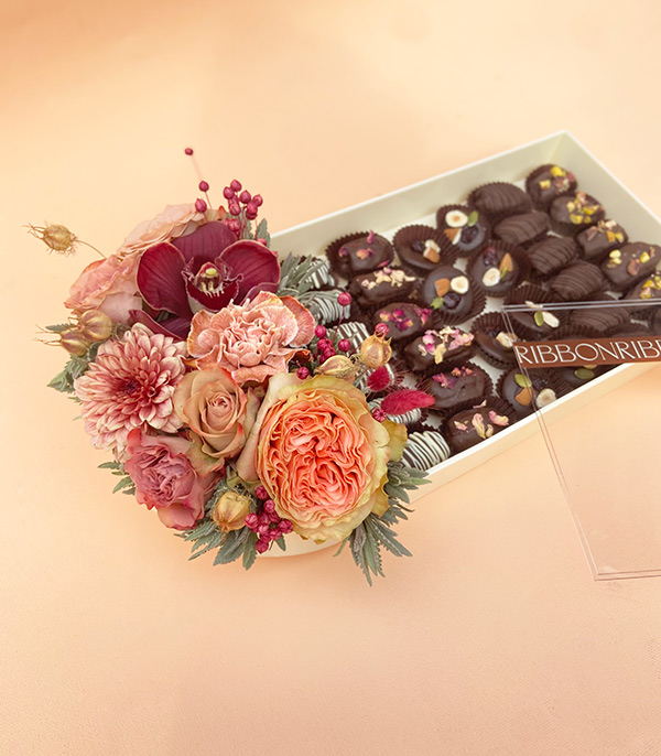 Grand Krem El Yapımı Çikolatalı Hurma Çiçek Kutusu