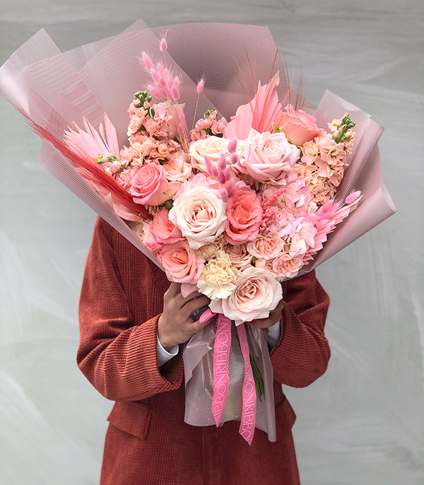 Venus Deluxe Salmon Pink Roses Bouquet