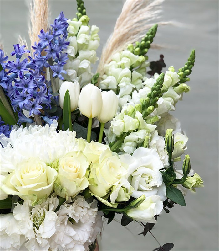 Elsa Mor Sümbül Beyaz Lale Çiçekler Vazo Aranjman