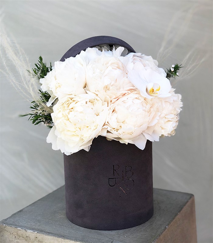 Gri Kutuda 7 Beyaz Şakayıklar