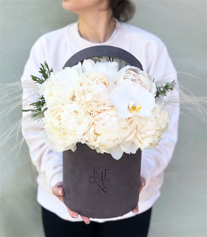 Gri Kutuda 7 Beyaz Şakayıklar