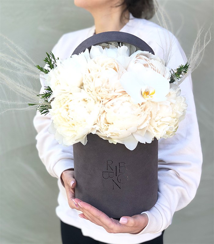 Gri Kutuda 7 Beyaz Şakayıklar