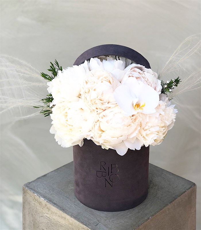 Gri Kutuda 7 Beyaz Şakayıklar