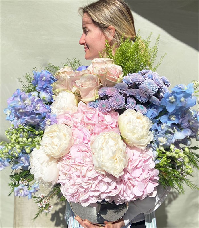 Pastel Masalı Grand Deluxe Delfinyum Pembe Ortanca Beyaz Şakayık Vazo Aranjman