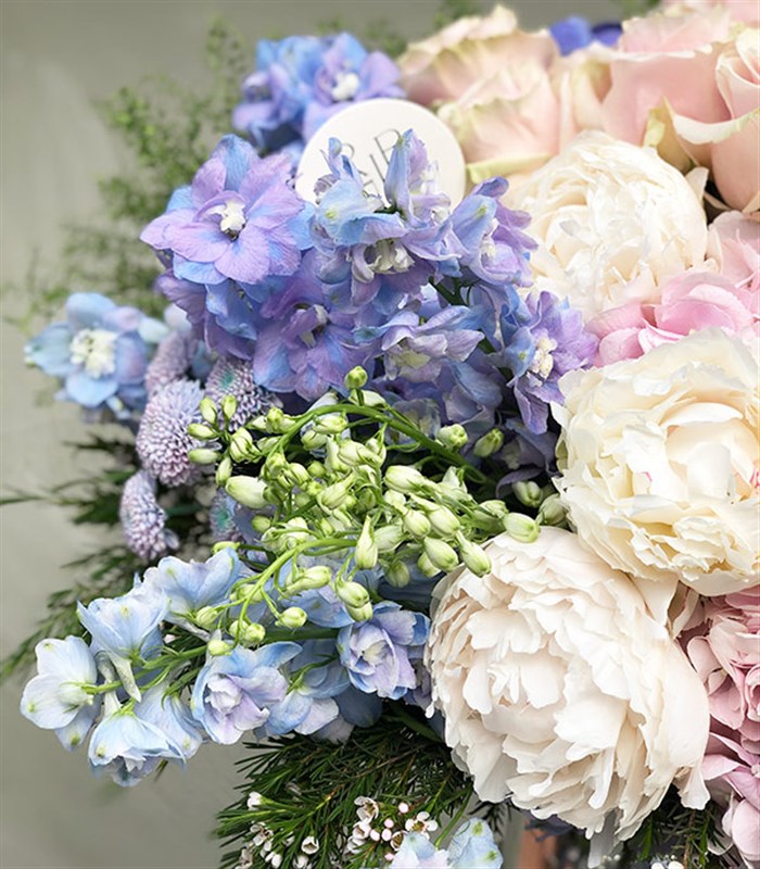 Pastel Masalı Grand Deluxe Delfinyum Pembe Ortanca Beyaz Şakayık Vazo Aranjman