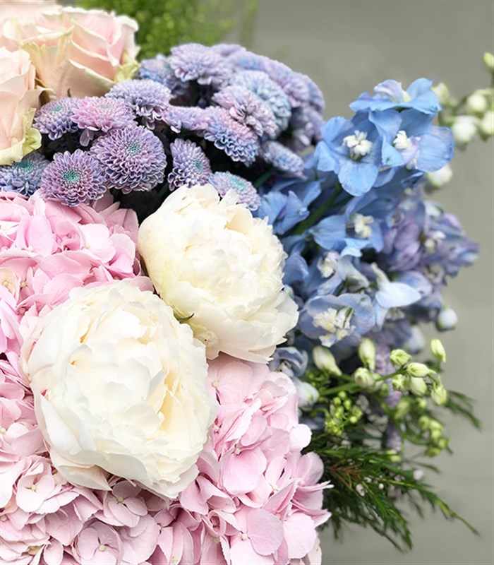 Pastel Masalı Grand Deluxe Delfinyum Pembe Ortanca Beyaz Şakayık Vazo Aranjman