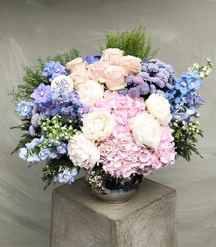 Pastel Masalı Grand Deluxe Delfinyum Pembe Ortanca Beyaz Şakayık Vazo Aranjman