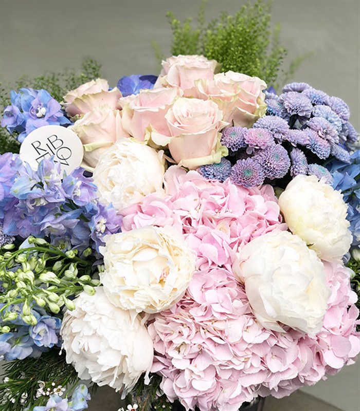 Pastel Masalı Grand Deluxe Delfinyum Pembe Ortanca Beyaz Şakayık Vazo Aranjman