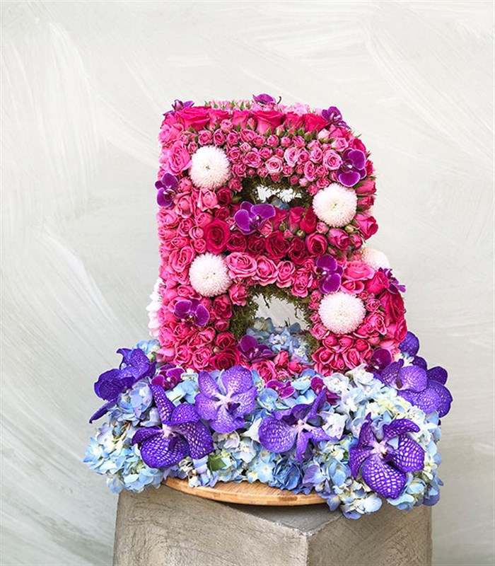 Pembe Dekoratif Kişiye Özel Baş Harf Çiçek Aranjmanı