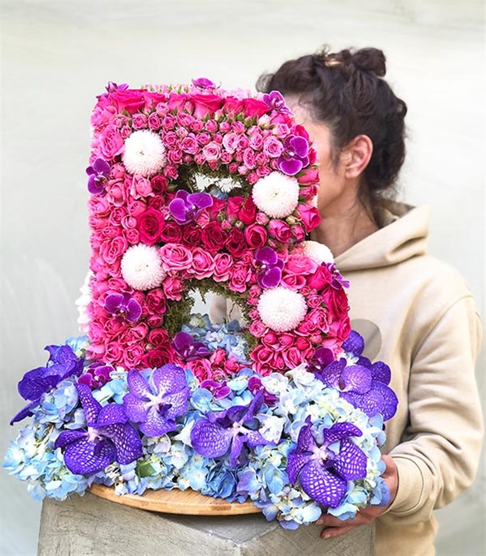 Pembe Dekoratif Kişiye Özel Baş Harf Çiçek Aranjmanı