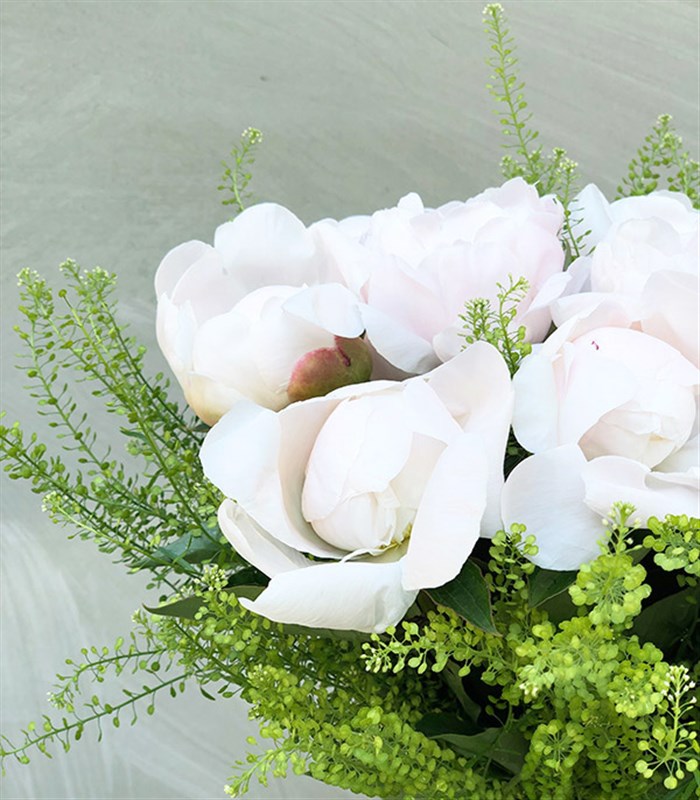 Loretta Deluxe Beyaz Şakayık Vazo Aranjman