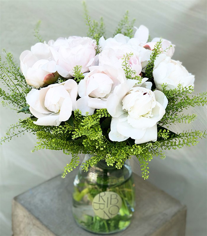 Loretta Deluxe Beyaz Şakayık Vazo Aranjman