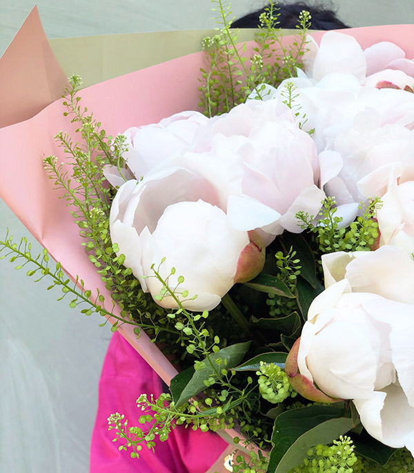 Jolie Deluxe 10 White Peonies Bouquet