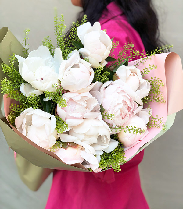Jolie Deluxe 10 White Peonies Bouquet