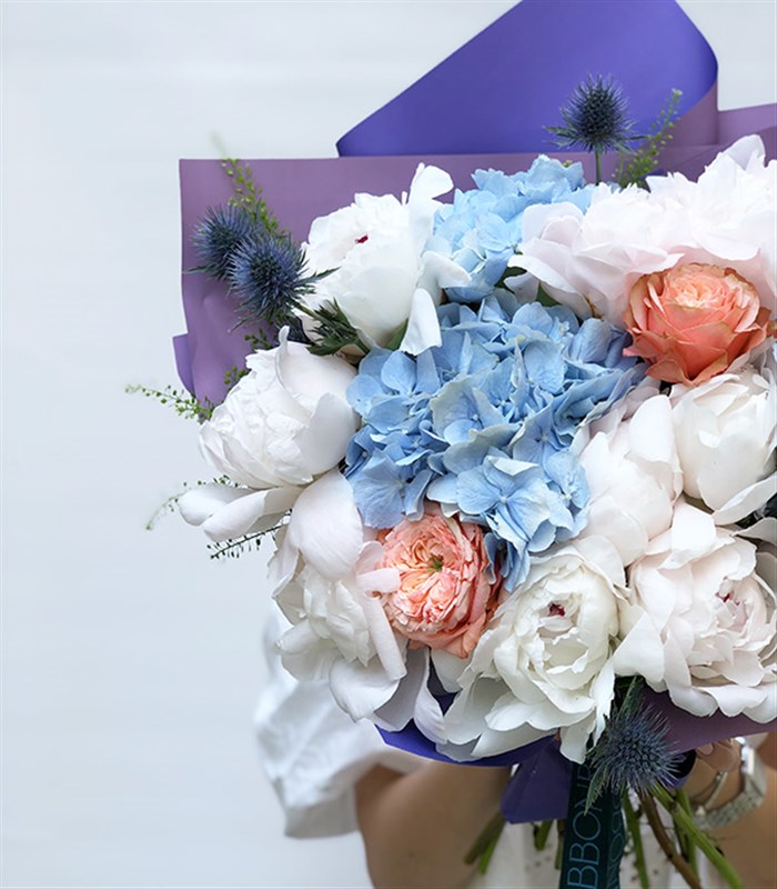 Charley Deluxe Mavi Ortanca 10 Beyaz Şakayık Buketi