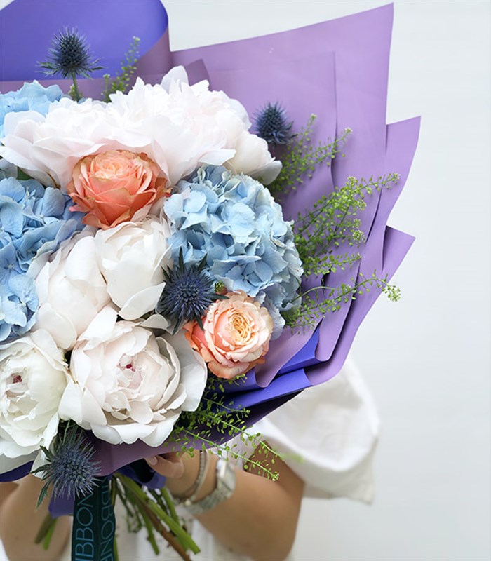 Charley Deluxe Mavi Ortanca 10 Beyaz Şakayık Buketi