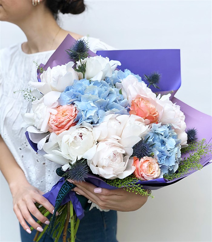 Charley Deluxe Mavi Ortanca 10 Beyaz Şakayık Buketi