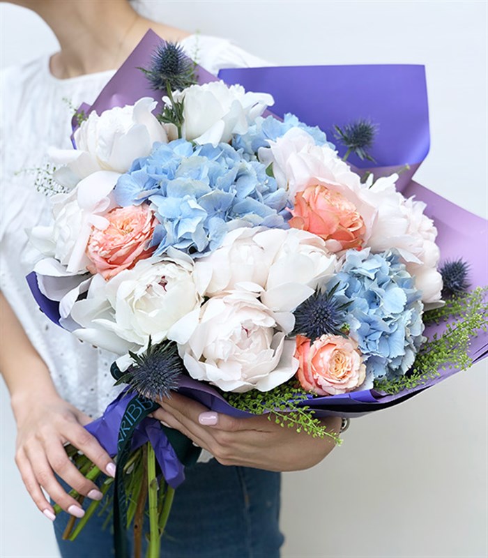 Charley Deluxe Mavi Ortanca 10 Beyaz Şakayık Buketi