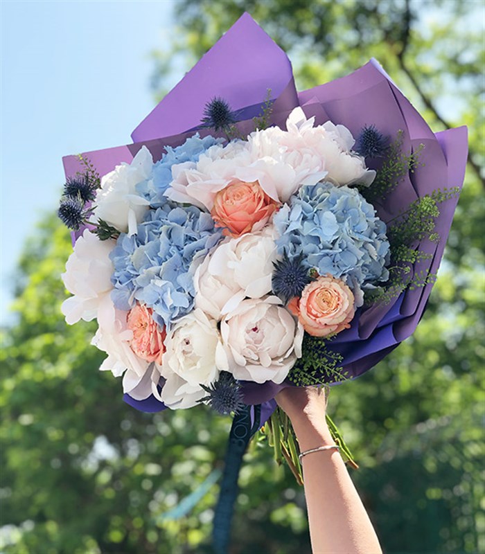 Charley Deluxe Mavi Ortanca 10 Beyaz Şakayık Buketi