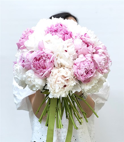 Corinne Grand Deluxe 30 White Pink Peonies Bouquet