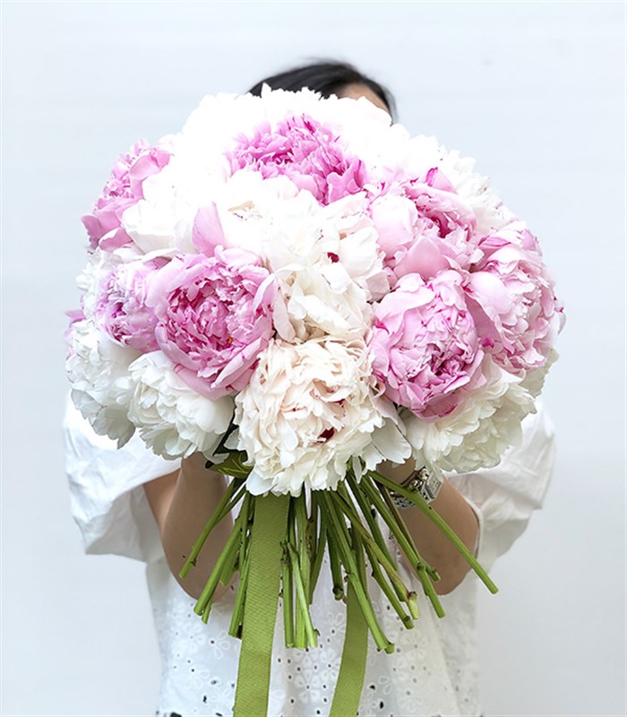 Corinne Grand Deluxe 30 Beyaz Pembe Şakayık Buketi