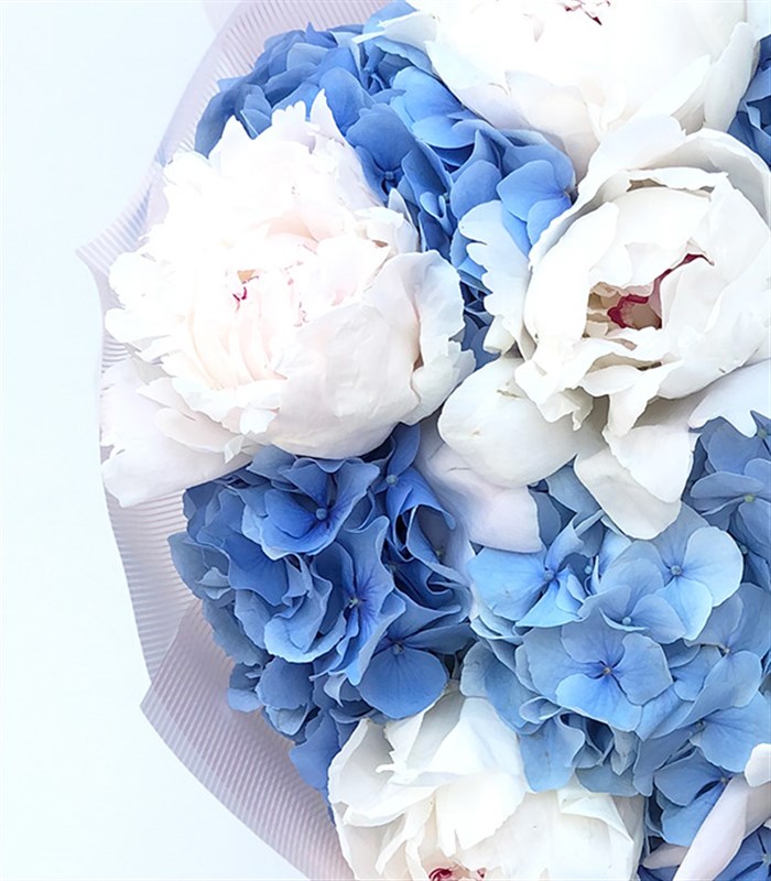 Marion Deluxe Mavi Ortanca 7 Beyaz Şakayık Buketi