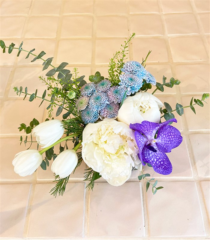 Luca Beyaz Şakayıklı Mini Aranjman