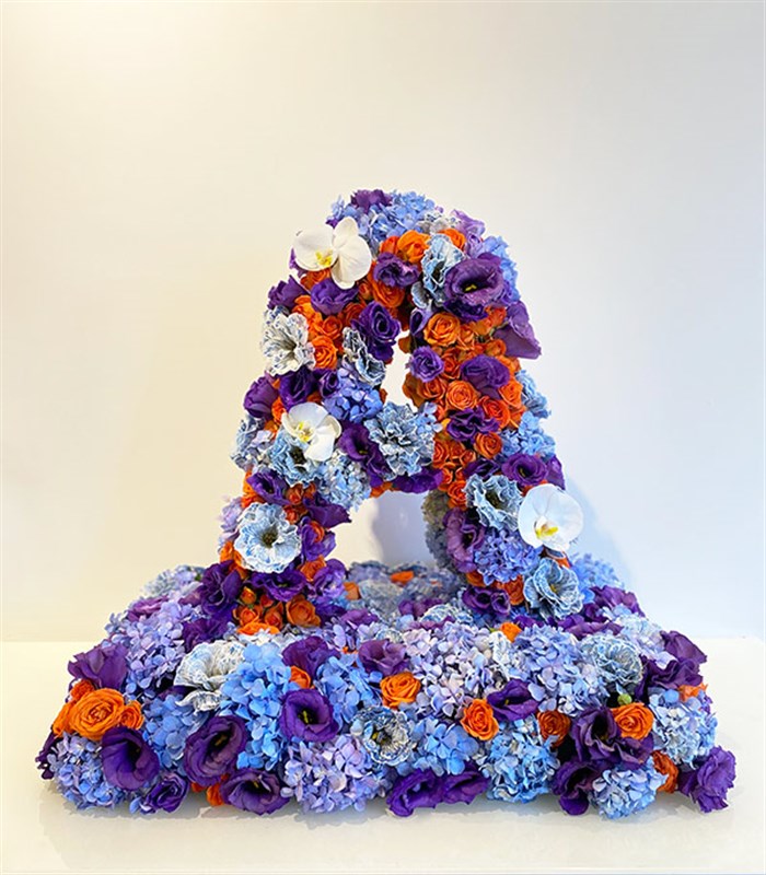 Turuncu Dekoratif Kişiye Özel Baş Harf Çiçek Aranjmanı