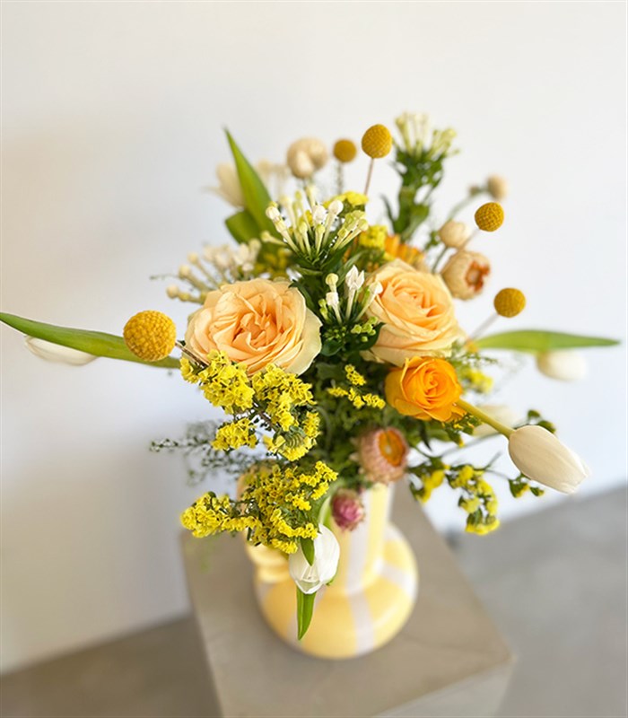 Sunkissed Sarı El İşi Seramik Sürahi Beyaz Lale Turuncu Gül Vazoda Aranjman