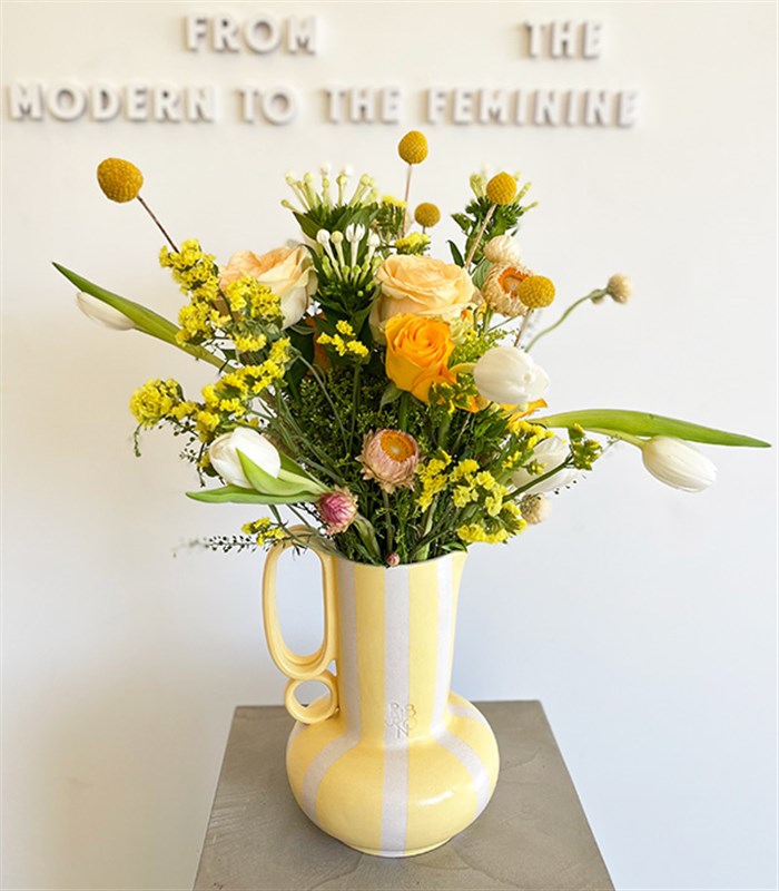 Sunkissed Sarı El İşi Seramik Sürahi Beyaz Lale Turuncu Gül Vazoda Aranjman