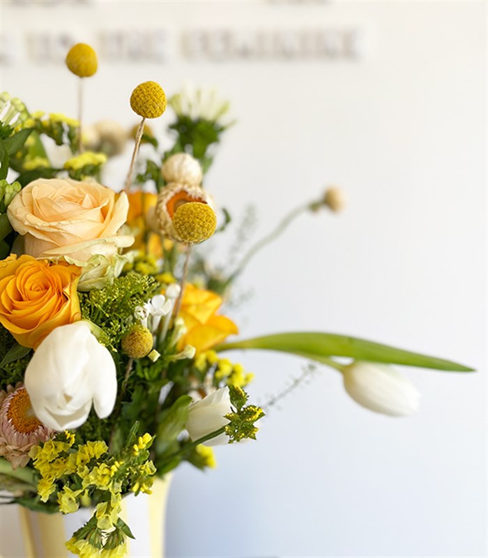 Sunkissed Sarı El İşi Seramik Sürahi Beyaz Lale Turuncu Gül Vazoda Aranjman