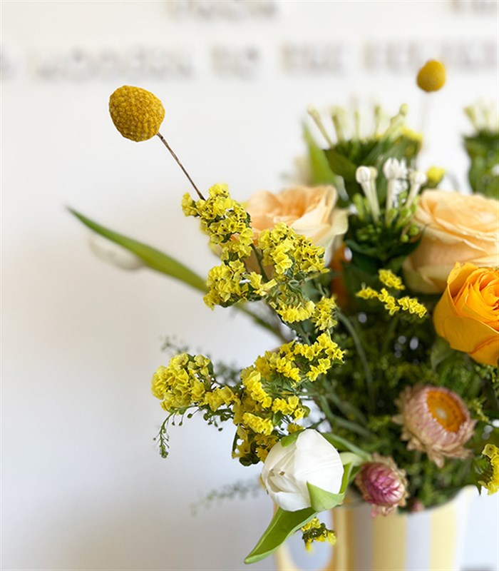 Sunkissed Sarı El İşi Seramik Sürahi Beyaz Lale Turuncu Gül Vazoda Aranjman