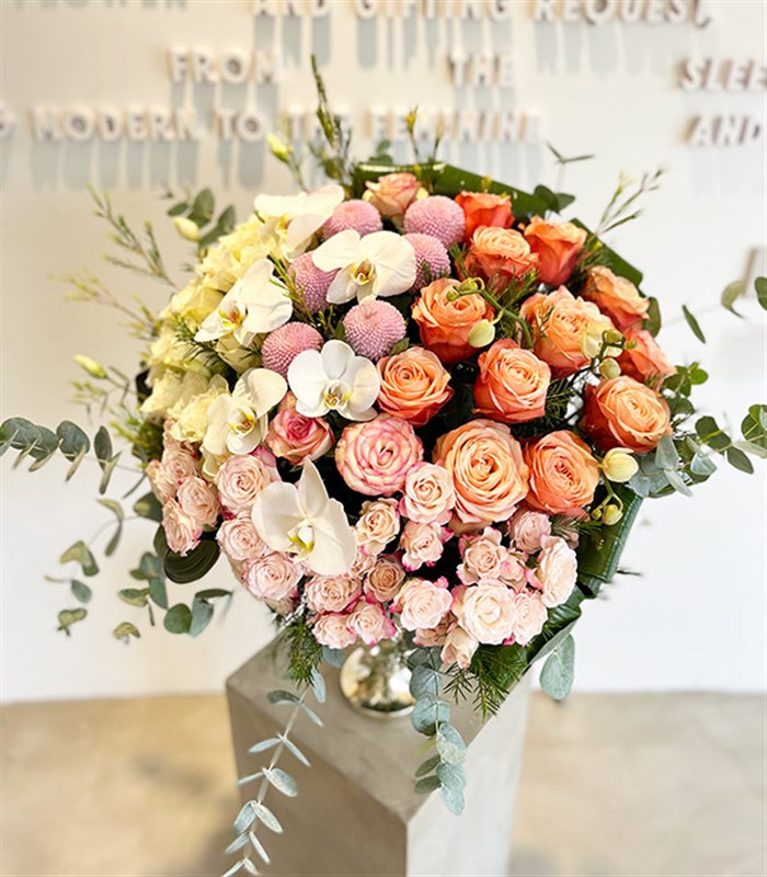 Grand Deluxe Beyaz Somon Gül Vazo Aranjman