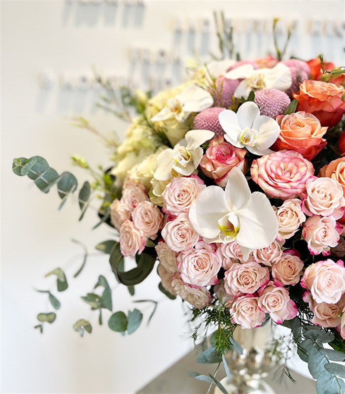 Grand Deluxe Beyaz Somon Gül Vazo Aranjman