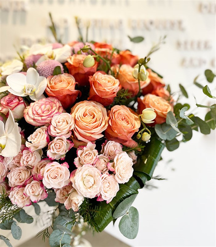 Grand Deluxe Beyaz Somon Gül Vazo Aranjman