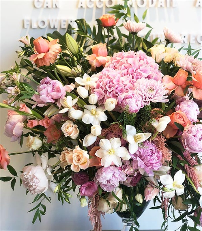 Nora Royal Deluxe Somon Beyaz Pembe Şakayık Vazo Aranjman