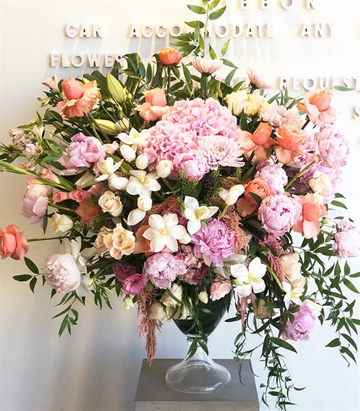 Nora Royal Deluxe Somon Beyaz Pembe Şakayık Vazo Aranjman