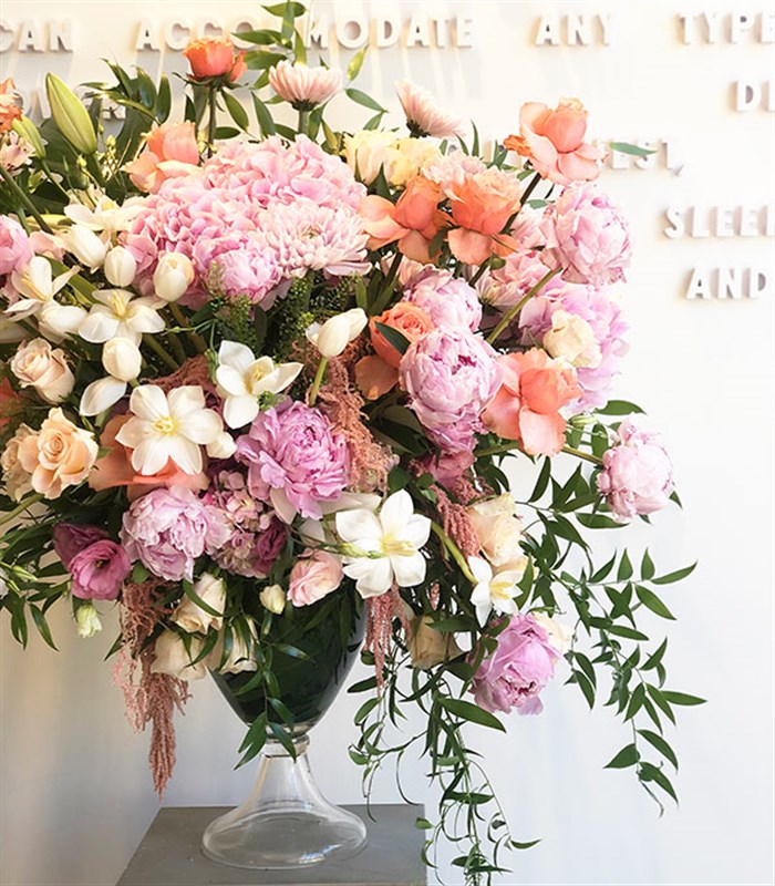 Nora Royal Deluxe Somon Beyaz Pembe Şakayık Vazo Aranjman